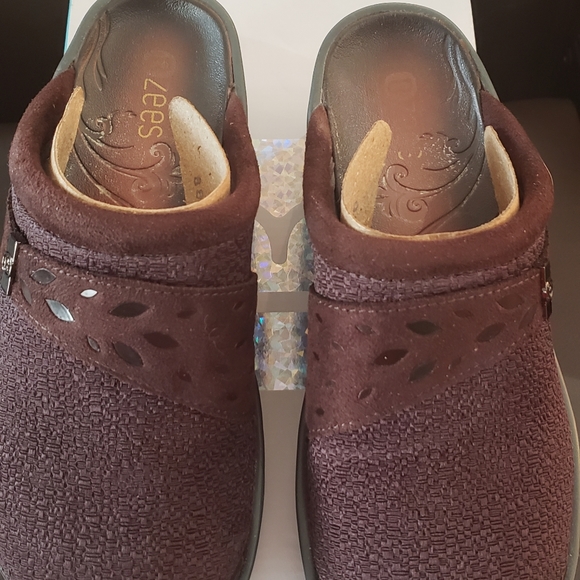 B Zees Shoes - Picture 2 of 3